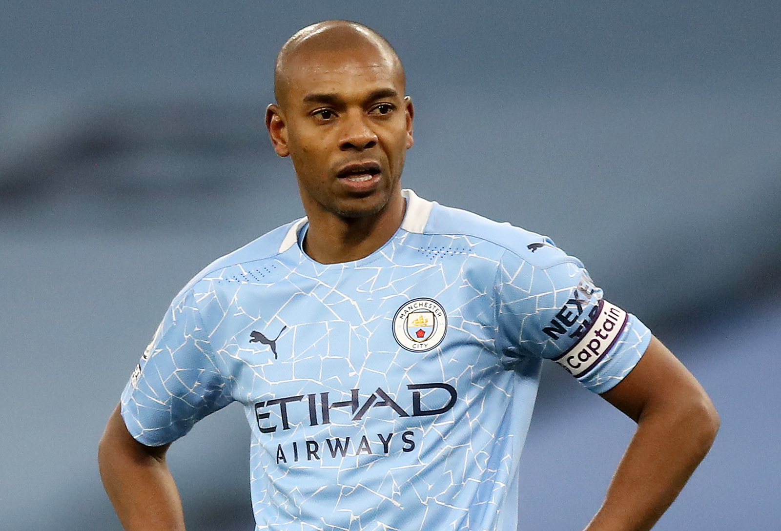 Fernandinho chega para assinar com o Athletico PR